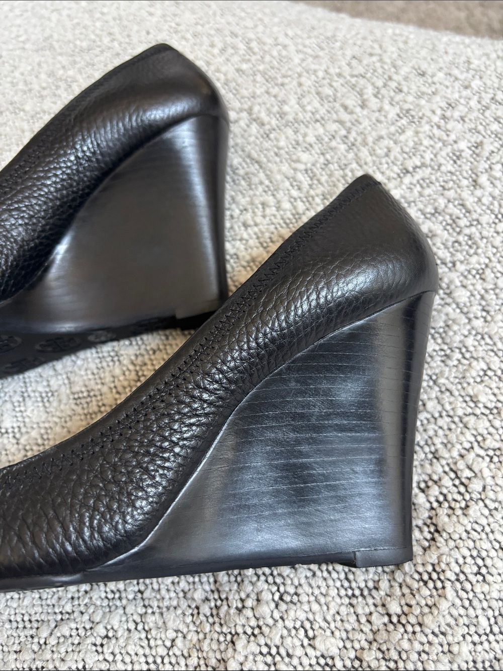 New! Tory Burch Black Pebbled Leather Wedge Heels Gold Logo 9 - Picture 7 of 11